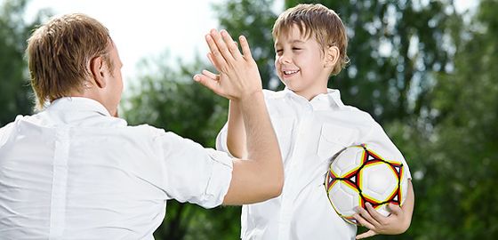 Szene: High-Five von vater und Kind