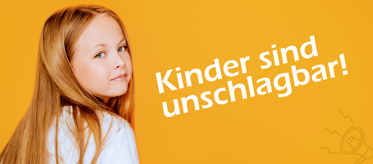 Ein Mädchen auf gelbem Hintergrund blickt mit dem Kopf über die Schulter ins Bild, dazu die Aufschrift: Kinder sind unschlagbar