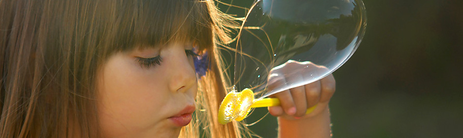 Porträtfoto: Kinder bläst eine Seifenblase
